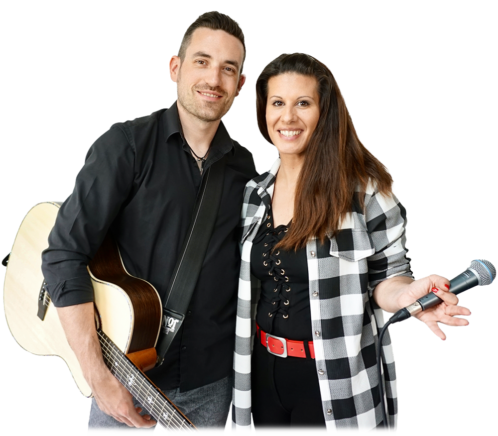 Mann und Frau als Duo Songs for 2 – er mit Gitarre, sie mit Mikrofon.