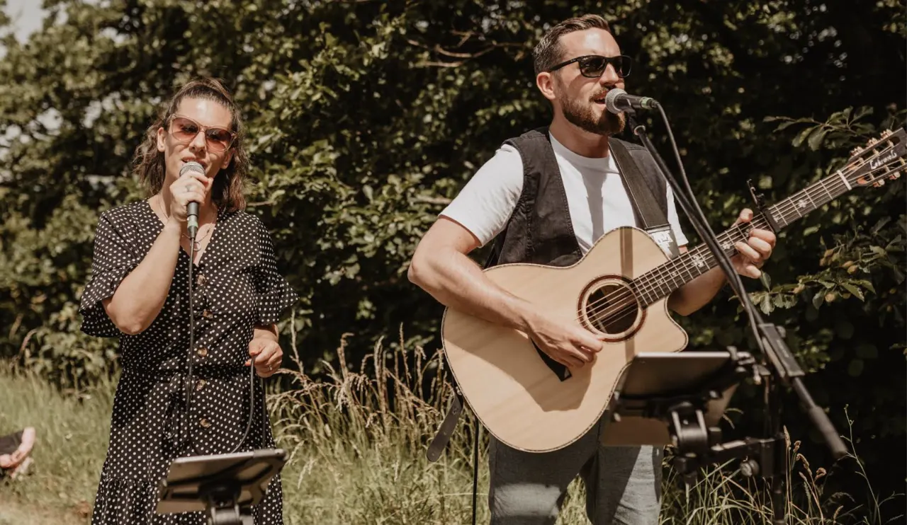 Jenny und Manuel spielen akustisch im Freien