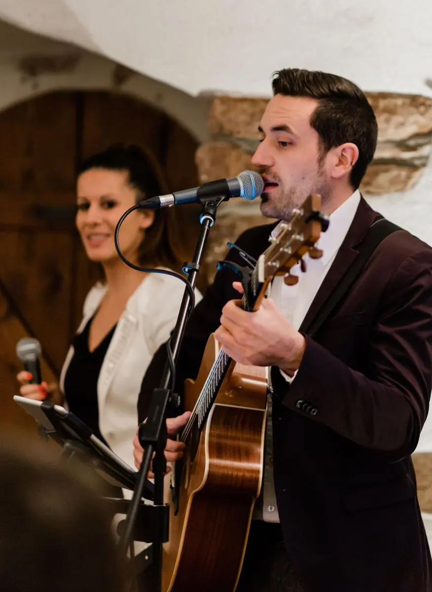 Manuel singt und spielt Gitarre, Jenny im Hintergrund